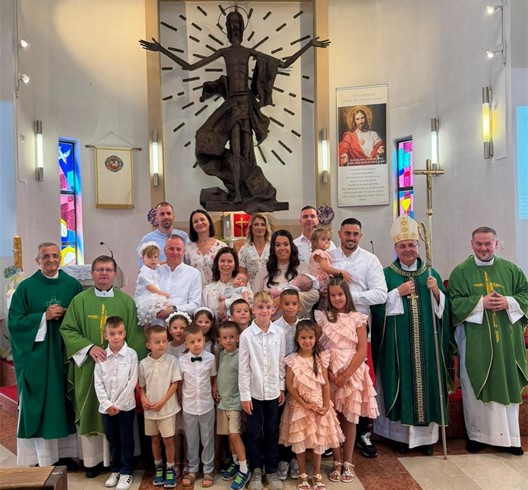 Biskup Šaško krstio dvoje djece u župi Sesvetski Kraljevec